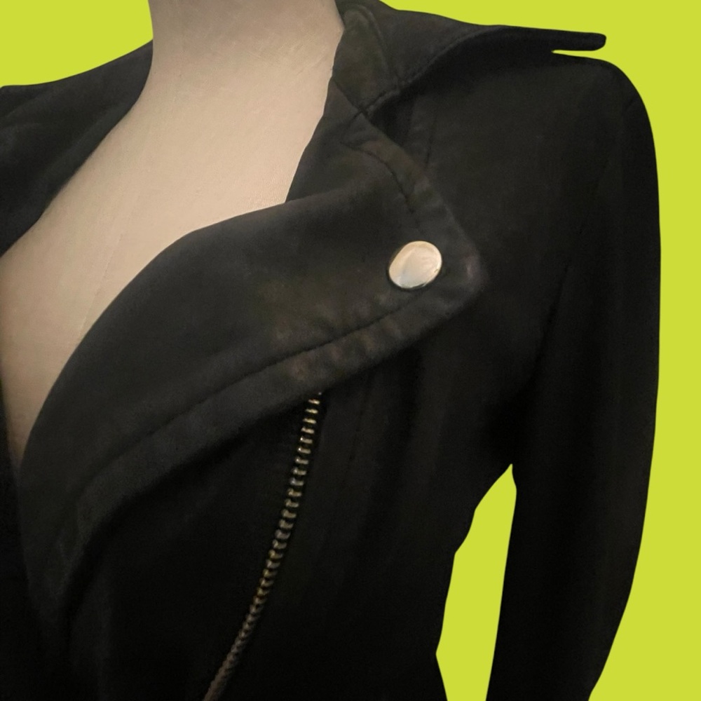 100% Lambs Skin Black Leather Jacket | BKE
Sz S/P Like New | THEYSKEN’S THEORY - Picture 3 of 13